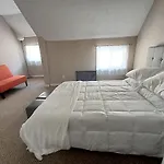 Cozy Updated 3-Br Apartment Near Peace Bridge
