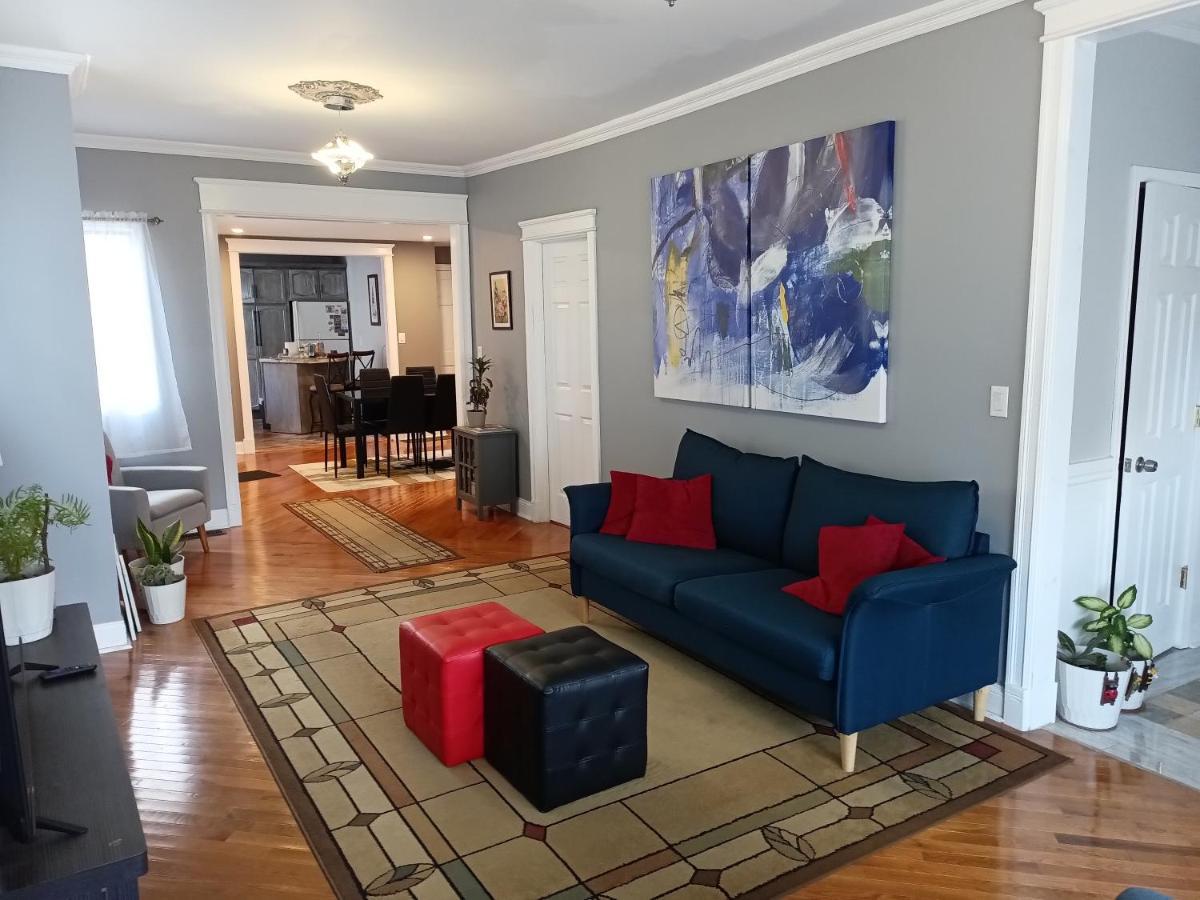 Cozy Updated 3-br Near Peace Bridge *